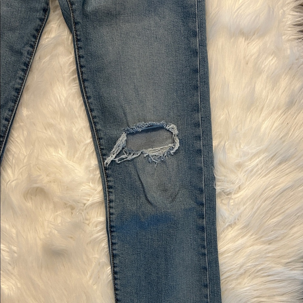 Levi's Wedgie Straight Jeans with Distressed Detail - Picture 4 of 5
